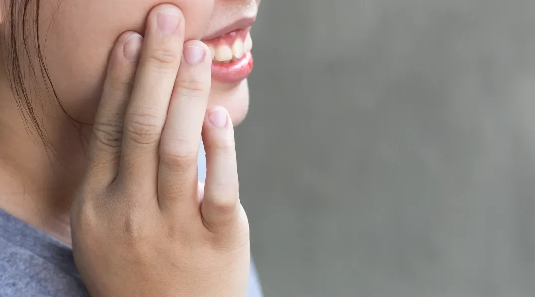 Osjetljivost zuba na hladno: uzroci i terapija (desenzibilizacija, fluoridi, okluzija)